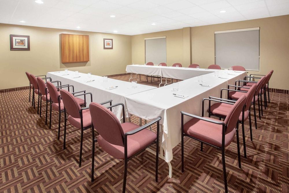 Hotel Super 8 By Wyndham Midland Esterno foto