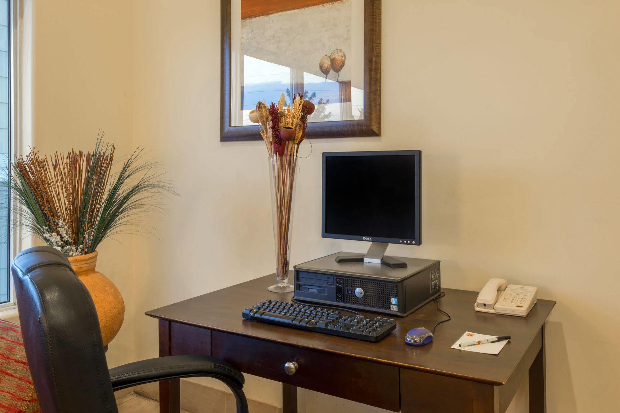 Hotel Super 8 By Wyndham Midland Esterno foto