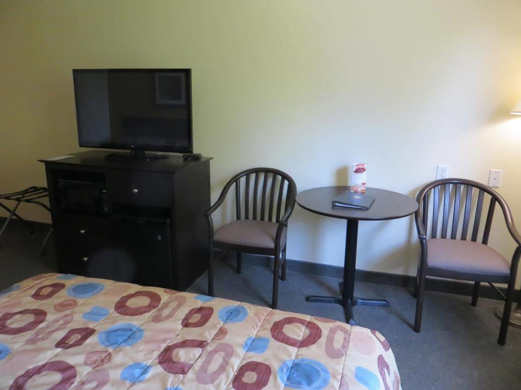 Hotel Super 8 By Wyndham Midland Esterno foto