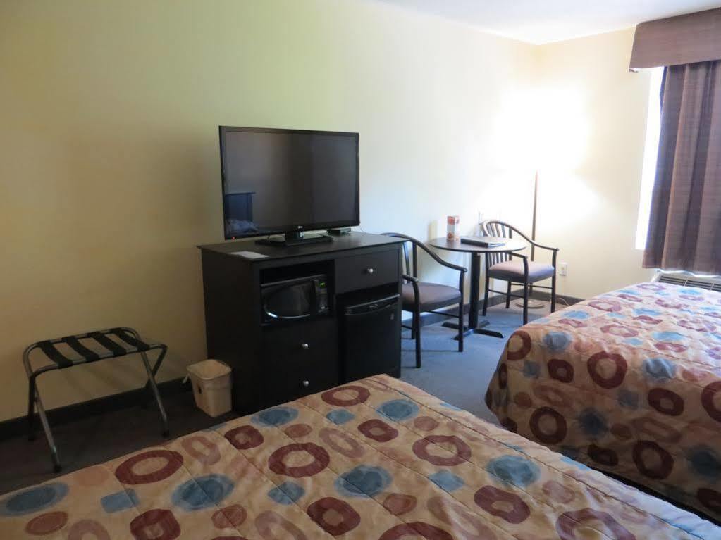 Hotel Super 8 By Wyndham Midland Esterno foto